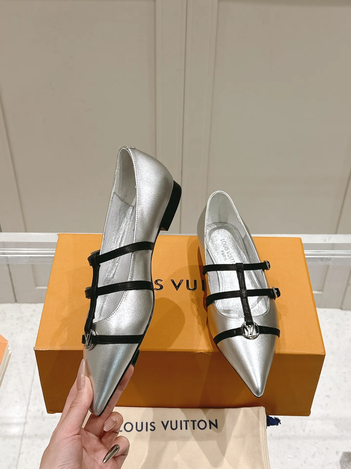 👟👟Ex-factory price 680👟👟 L V➕ Murakami Takashi co-branded series top quality louis vuitton ss25 new arrival～ LV.2025 spring and summer series｜new pointed toe high heels🆕 The small pointed toe of the eagle is matched with a hollow leather strip and a small square buckle to adjust the tightness, and the LV hardware "logo" is embellished, and the details and texture are particularly high-end! The sharp styling effect is a visual feast💯It is difficult to conceal the elegant temperament of LV. It is easy to wear, comfortable, sexy and exquisite ~ Grade A sheepskin lining is soft and breathable. The genuine leather outsole imported from Italy is easy to wear and will not tire your feet. Size: 35-40 (41 customized items are non-refundable)